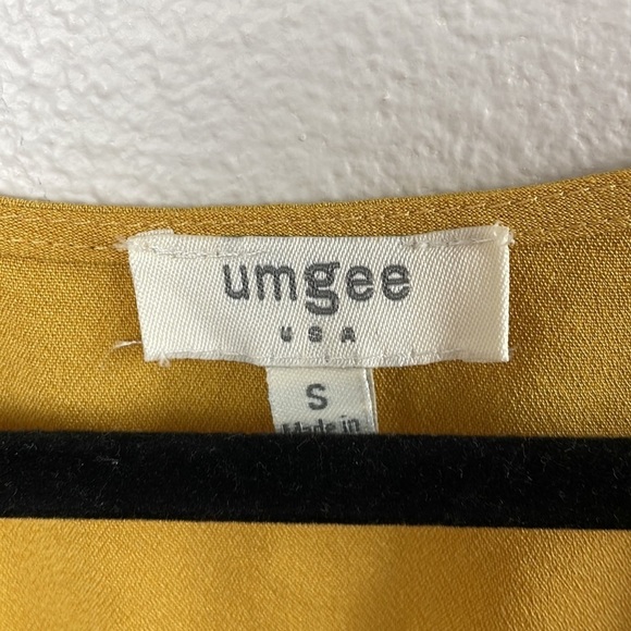 Umgee mustard yellow scalloped hem romper size S - Picture 7 of 8